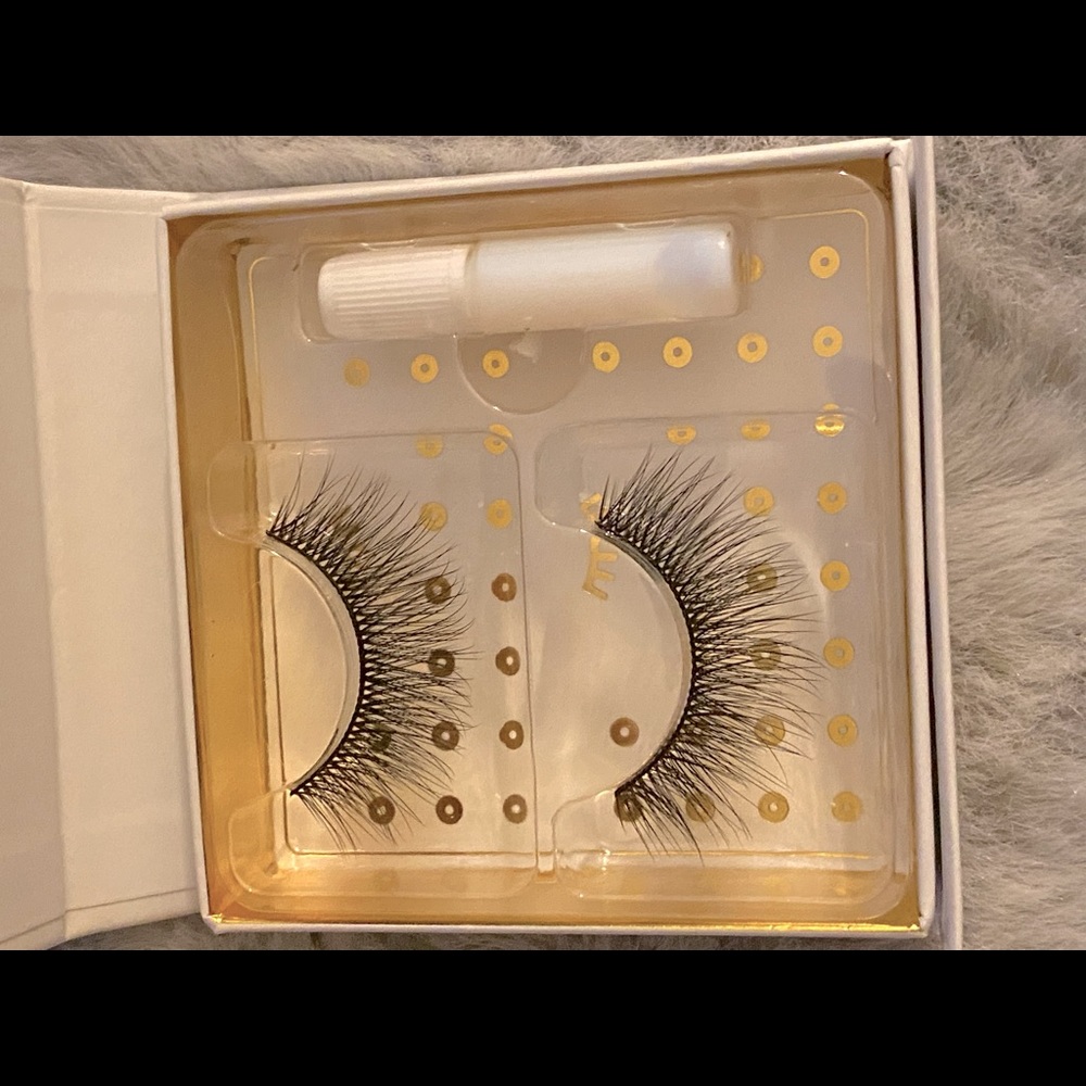 Demi 3-D silk lashes with lash glue